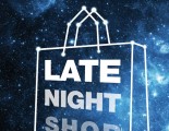 Das Sternbild der Einkaufstüte inmitten eines funkelnden Sternenhimmels erweckt die Lust, die Einkaufsstraßen bei Nacht zu entdecken.