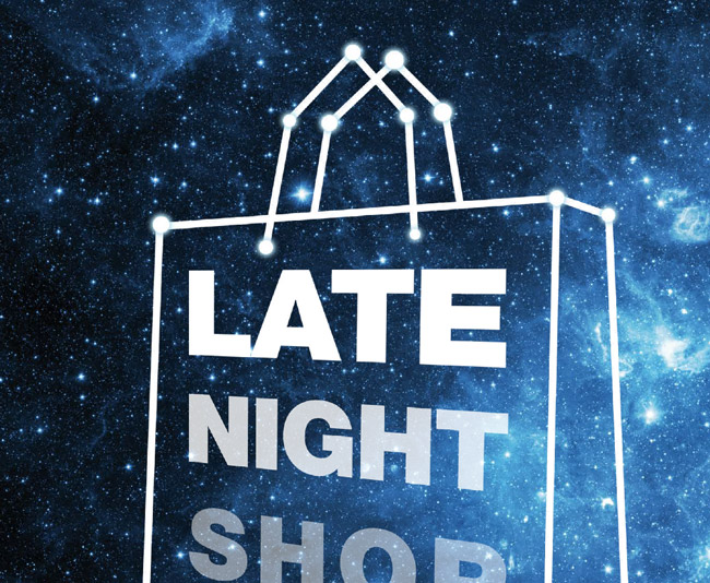 Das Sternbild der Einkaufstüte inmitten eines funkelnden Sternenhimmels erweckt die Lust, die Einkaufsstraßen bei Nacht zu entdecken.